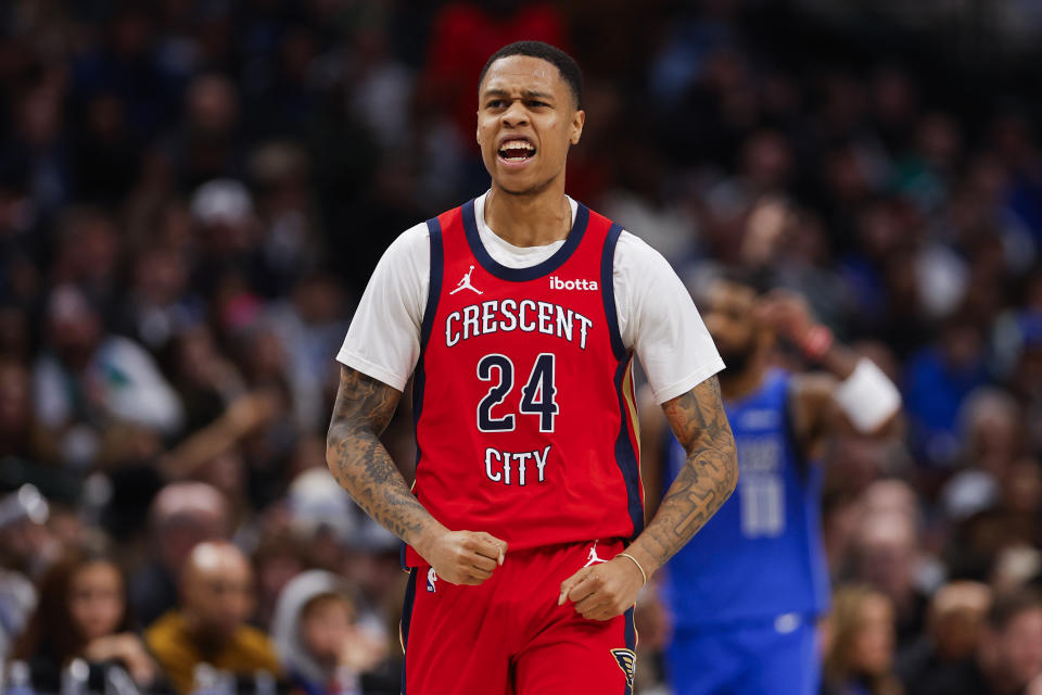 Jordan Hawkins, base de los Pelicans de Nueva Orleáns, festeja tras embocar un triple ante los Mavericks de Dallas, el sábado 13 de enero de 2024 (AP Foto/Brandon Wade)