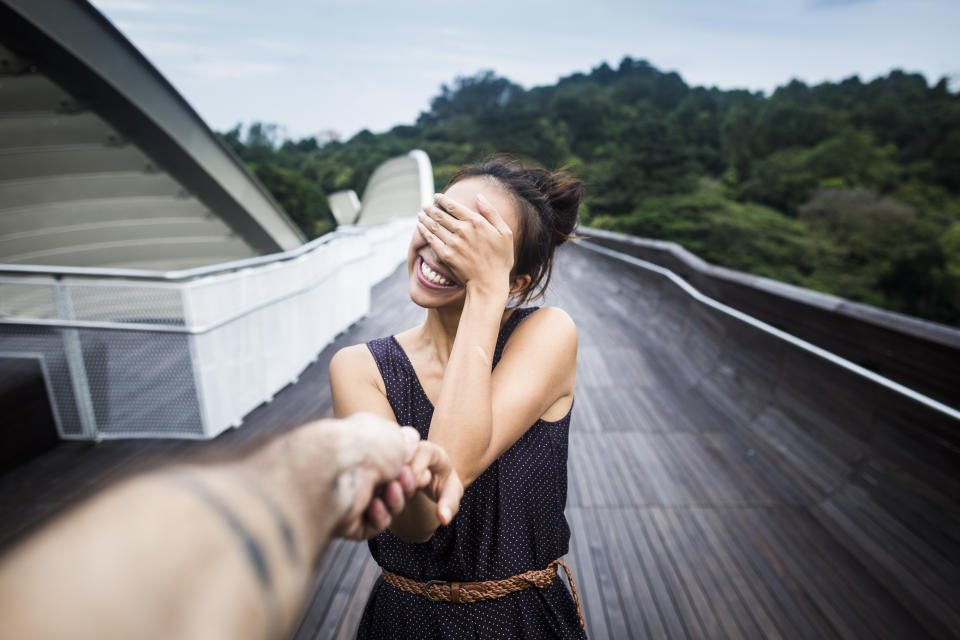 人都是喜歡有趣、新鮮的事物而且總是充滿好奇心，想要讓一段關係長長久久，自然不能只有對方活得精彩，你們必須雙方勢均力敵，你的生活或者工作也有讓對方好奇、佩服的地方，讓他對你有驚喜感，他自然會把注意力放在你身上，而你也不會沒事就想找碴、找麻煩。