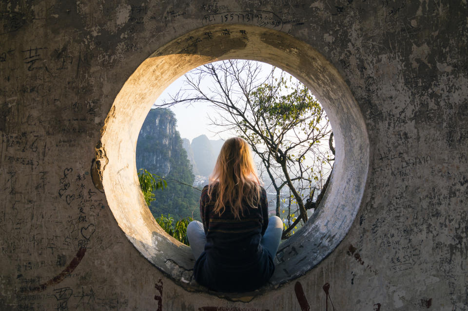 採訪過很多女明星如何維持好狀態，很多人都有分享過常保「正向思考」、「練習轉念」，壞的事情已經發生了再煩惱也沒有幫助，學習轉念與正向、保持樂觀，最終一定會迎來好的結果，人如果一直沉浸在負面情緒中，整個人看起來也會沒有元氣、非常憔悴。而且一直生氣會使內分泌失調，會加速衰老。