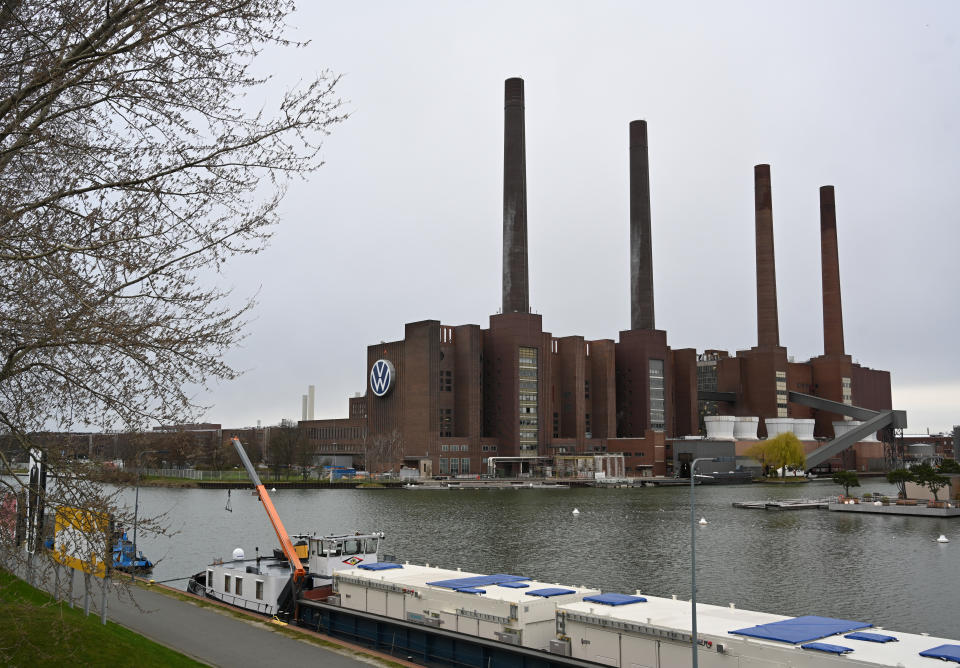 WOLFSBURG, GERMANY - MARCH 20: The Volkswagen factory stands on the first day following a temporary halt to car production there on March 20, 2020 in Wolfsburg, Germany. Automakers are halting production at factories across Germany due to disruptions, especially to supply chains, caused by the coronavirus (COVID-19).  Analysts expect the production stop to last at least several weeks. (Photo by Stuart Franklin/Getty Images)