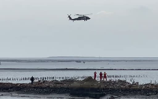 國防部派出直升機低空吊掛搜救。（圖／東森新聞）