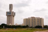 <p>Esta torre es la sede de la embajada de Rusia en La Habana, situada en el barrio de Miramar. Se terminó de construir en 1985 y su curioso aspecto simboliza el mango de una espada gigante. (Foto: Wikimedia Commons). </p>
