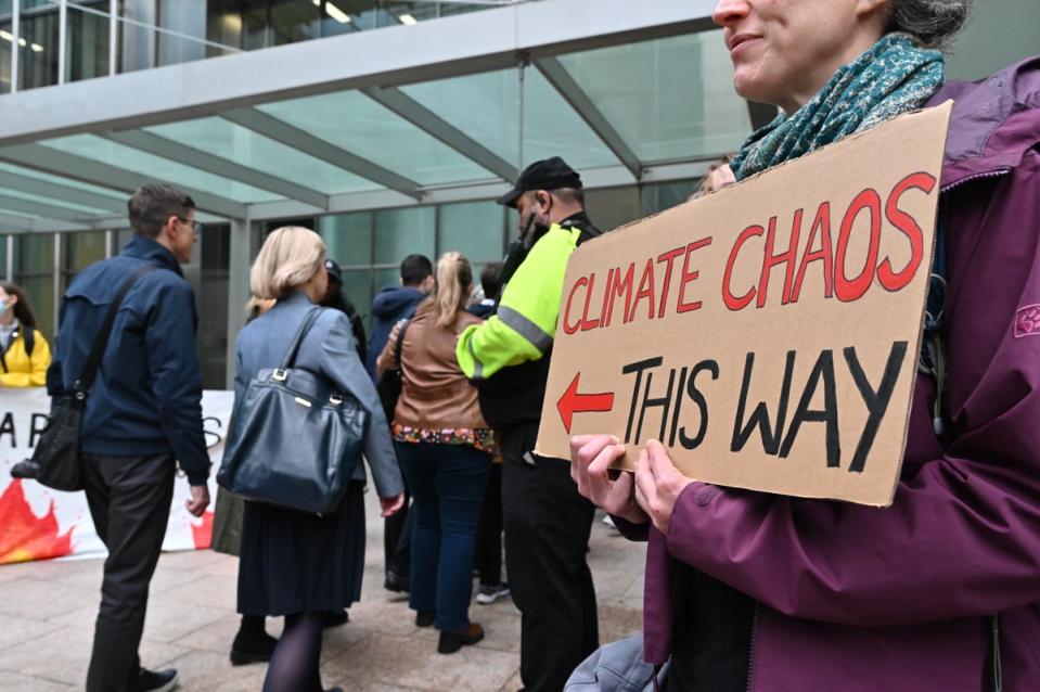 Fossil Free London and activists chant slogans as JP Morgan employees enter office (Andrea Domeniconi/Fossil Free London)