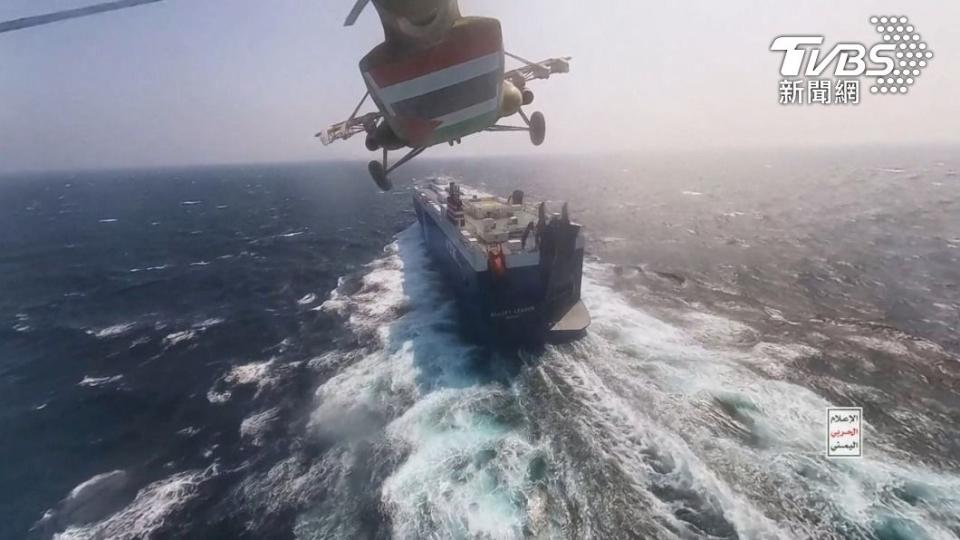 葉門胡塞武裝分子以機降方式，在紅海劫持一艘隸屬英國銀河海事公司的「銀河領袖號」商船。（圖／達志影像路透社）