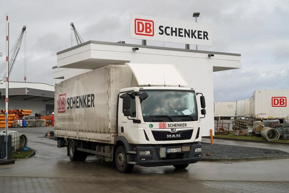 Ein LKW der Bahn-Logistiktochter DB Schenker.  - Copyright: picture alliance /ABB