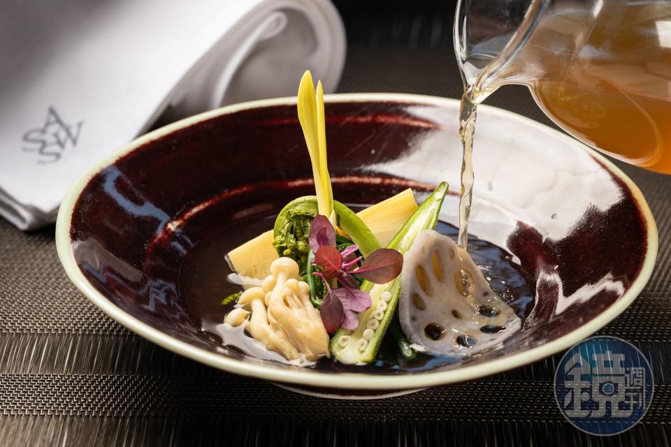 以日式關東煮做法轉譯呈現的法式燉野菜「春野蔬」，為每道菜餚賦予單獨的風味特色。（午間2,080元套餐菜色／人）