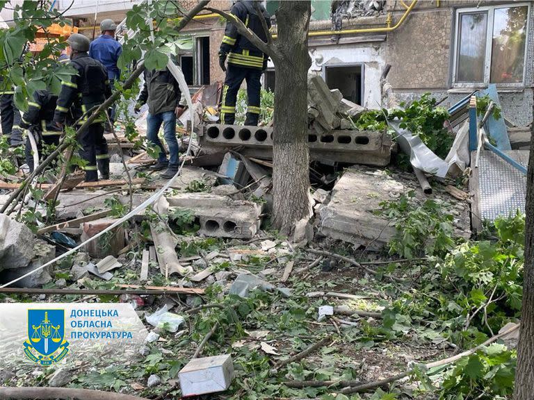 El operativo de búsqueda y rescate sigue en marcha en el edificio destruido de la ciudad de Bakhmut