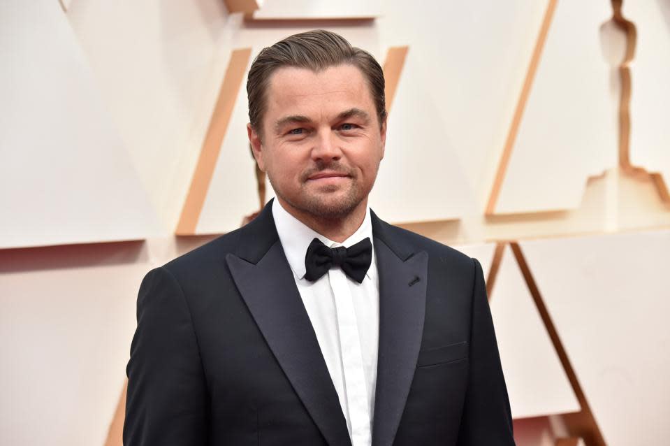 Leonardo DiCaprio gastó $ 7.1 millones en esta casa colonial española en Los Ángeles que anteriormente era propiedad por el actor Jesse Tyler Ferguson