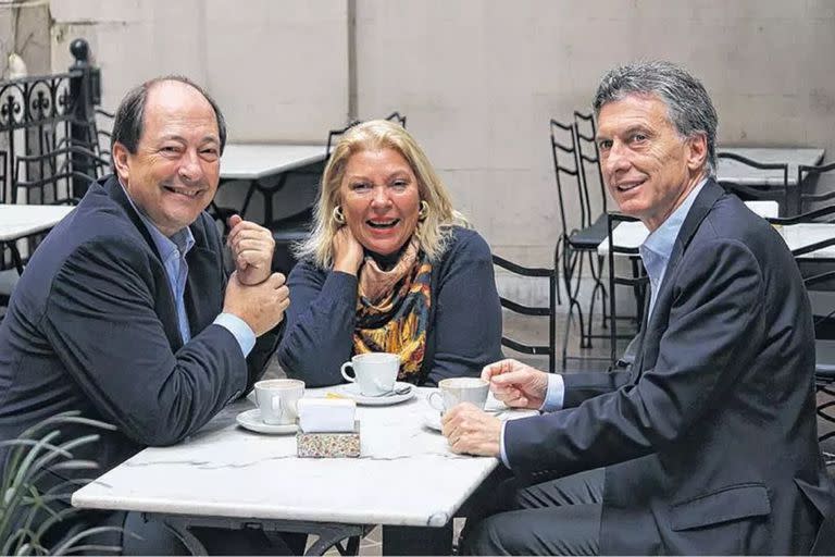 El exsenador radical junto Elisa Carrió y Mauricio Macri, los fundadores de Cambiemos