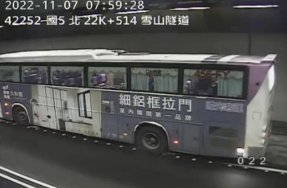 雪隧北上22.6公里處，發生國光號客運車故障，占用外側車道。   圖：取自1968網站