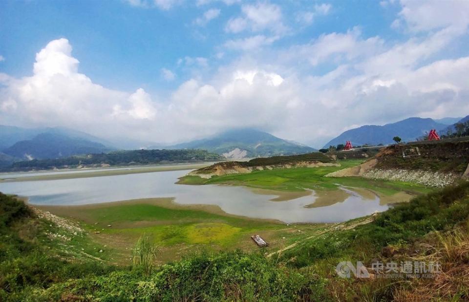 南部水情嚴峻，曾文水庫蓄水率跌破15%，台南市今天召開抗旱會議，市長黃文哲表示台南25日將進入減量供水的橙燈，市民及相關業者應做好準備。(中央社資料照)