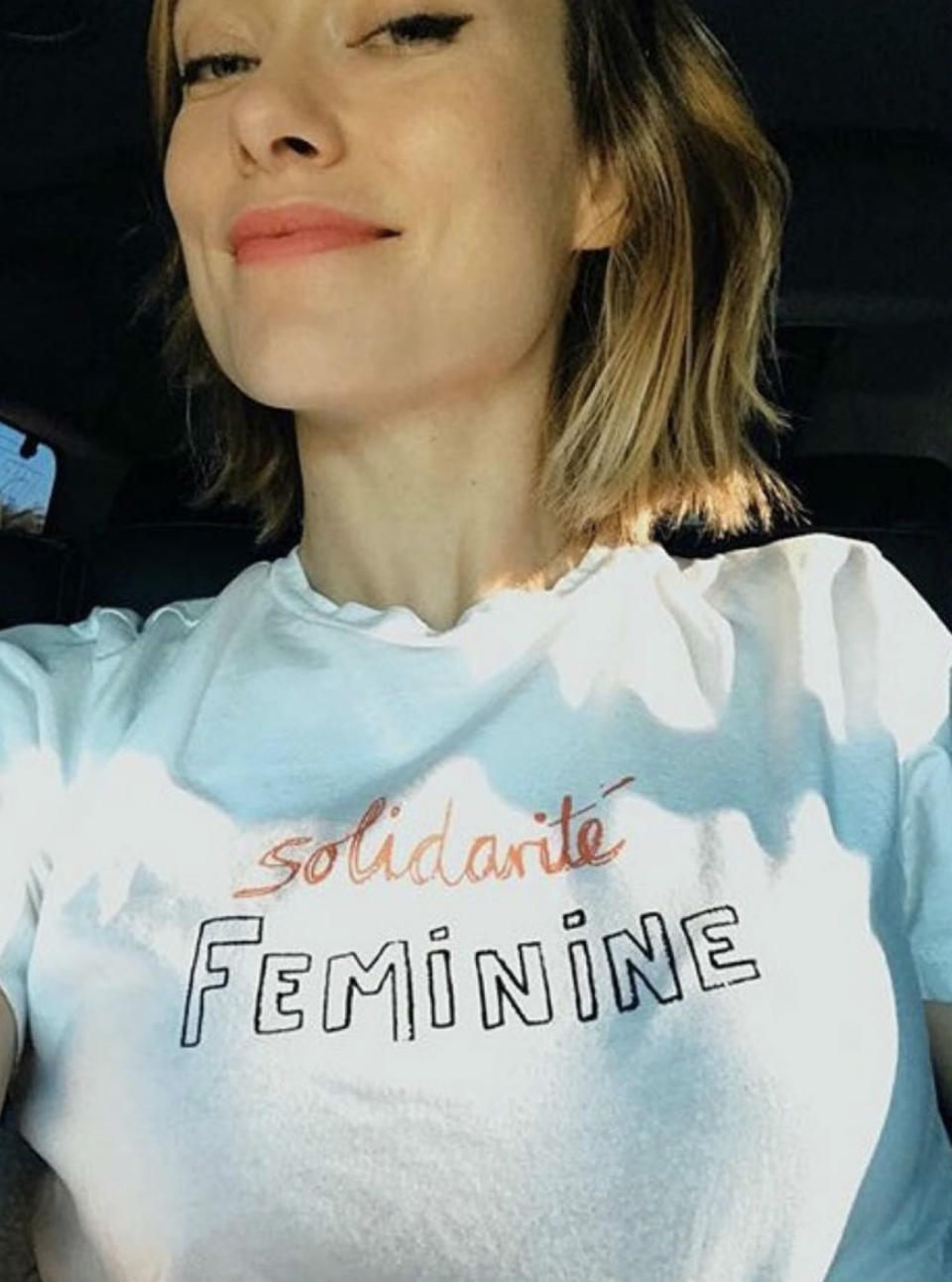 <p>Bella Freud fue la encargada de diseñar la camiseta feminista de Olivia Wilde. Su mensaje también es muy importante: ‘Solidarité Feminine’ (Solidaridad femenina). (Foto: Instagram / <a rel="nofollow noopener" href="https://www.instagram.com/p/BeNtbl7nT7c/" target="_blank" data-ylk="slk:@bella_freud;elm:context_link;itc:0;sec:content-canvas" class="link ">@bella_freud</a>). </p>