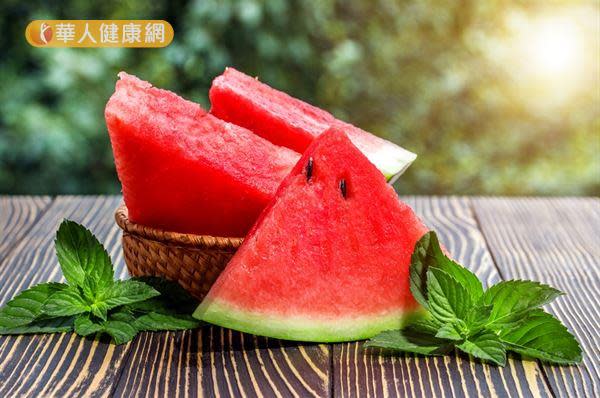 西瓜有清熱解暑和利小便之效，適合濕性體質者食用，但食用時也要注意不過量的原則。