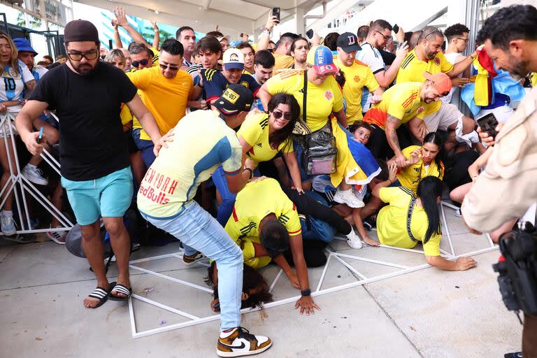 Los fanáticos intentan ingresar al estadio en medio de disturbios previos al partido final de la CONMEBOL Copa América 2024 entre Argentina y Colombia