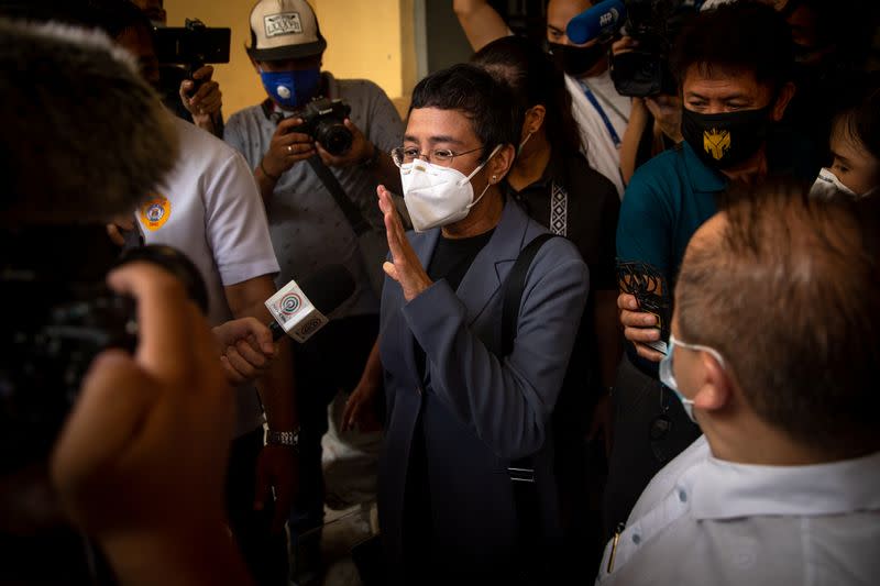 Maria Ressa, CEO del sitio web de noticias filipino Rappler, habla con los medios de comunicación tras ser declarada culpable de difamación cibernética, en Manila (Filipinas), el 15 de junio de 2020