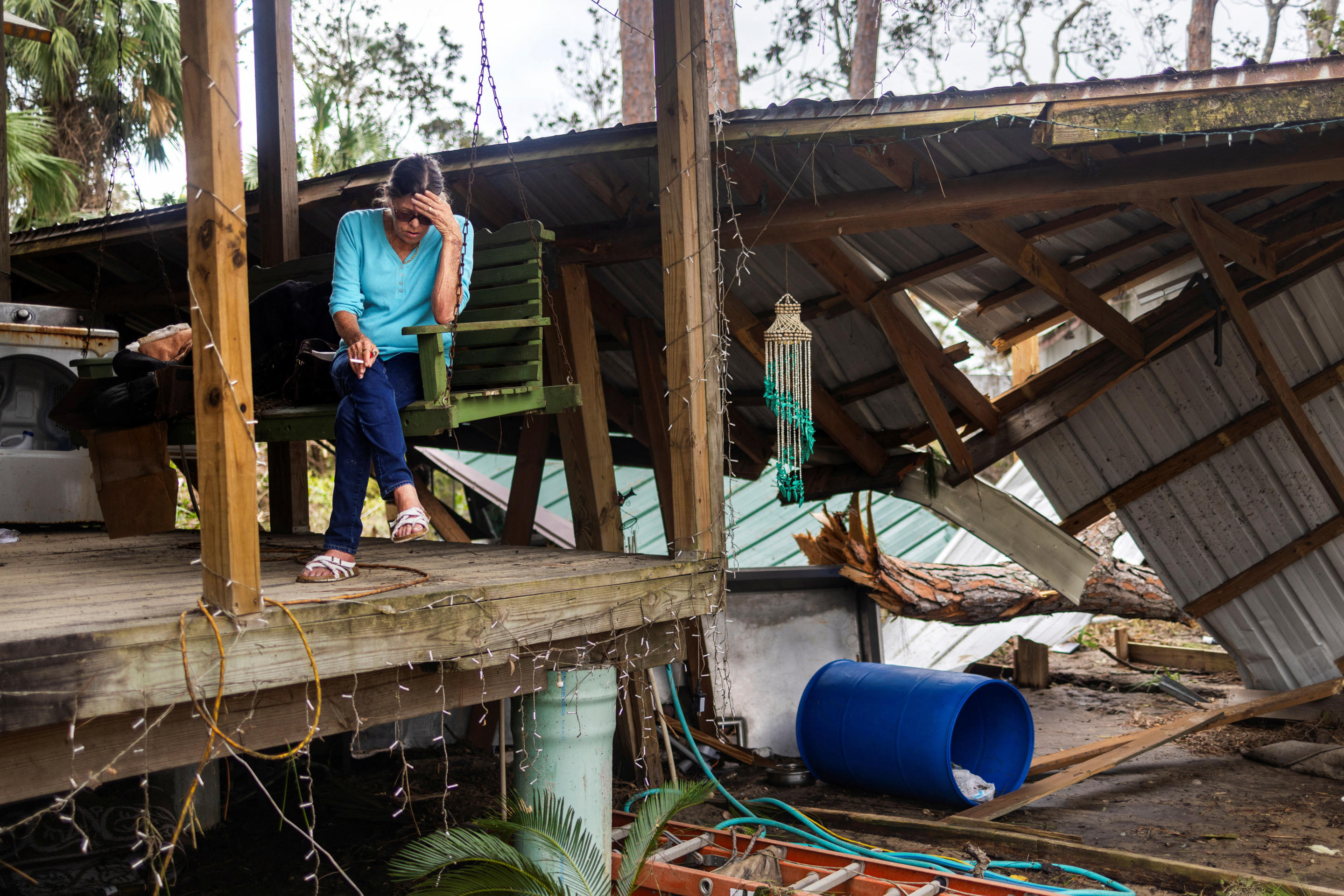 Elmira Glover se sienta en su porche después de echar un primer vistazo al interior de su casa, completamente inundada por el huracán Helene, en Steinhatchee, Florida, Estados Unidos, 28 de septiembre de 2024. REUTERS/Kathleen Flynn