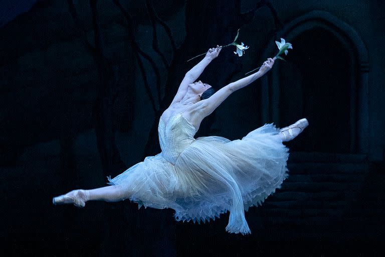 Extraordinaria, Natalia Osipova como el espíritu de una mujer que murió de amor, en "Giselle"; se la podrá volver a ver este domingo, en el Teatro Colón, función que se transmitirá en directo por streaming