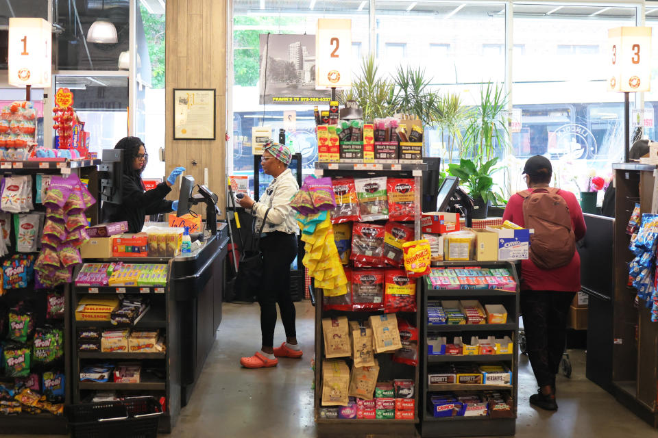 Am 12. Juni 2023 kaufen Menschen auf dem Lincoln Market im Stadtteil Prospect Lifts Gardens im New Yorker Stadtteil Brooklyn ein.  (Foto von Michael M. Santiago/Getty Images)