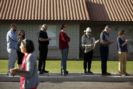 People wait to vote in the U.S. presidential primary election outside a polling site in Glendale, Arizona March 22, 2016. REUTERS/Nancy Wiechec