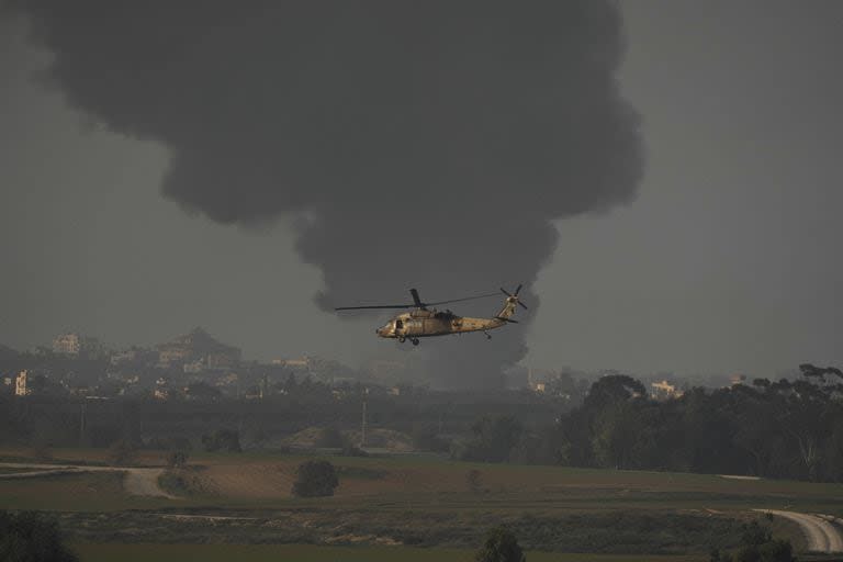 Un helicóptero militar israelí vuela cerca de la frontera entre Israel y Gaza, visto desde el sur de Israel, el lunes 1 de enero de 2024. El ejército está luchando contra militantes palestinos en toda Gaza en la guerra iniciada por el ataque de Hamás a Israel el 7 de octubre. (Foto AP/Leo Correa)