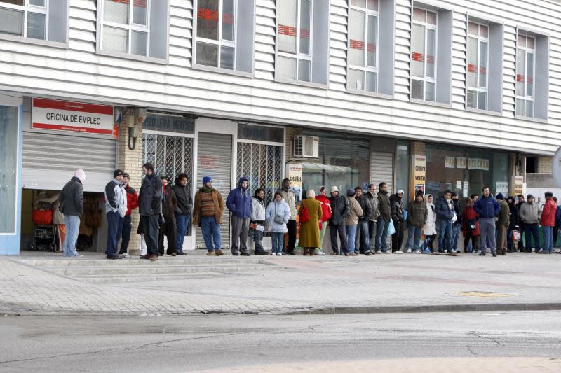 Decenas de personas forman una larga cola ante una oficina del INEM. EFE/J.L.PINO/Archivo