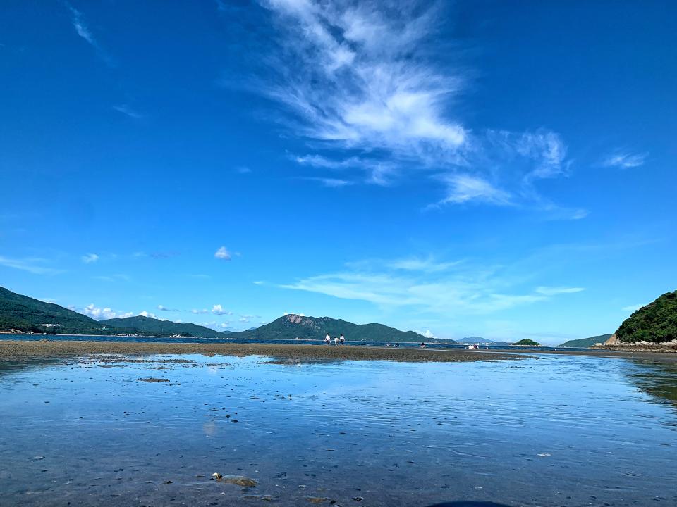 水口灣沙泥灘是個內海灣，特別風平浪靜，拍攝天空之鏡一流。