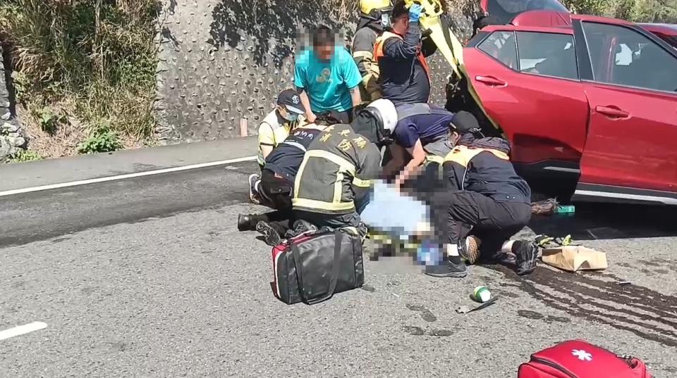 ▼警消緊急將車內受困駕駛救出。（圖／東森新聞）