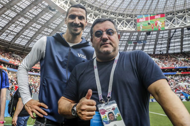 El famoso agente de futbolistas Mino Raiola junto con uno de sus representados, Zlatan Ibrahimovic, en la Copa del Mundo de Rusia 2018.