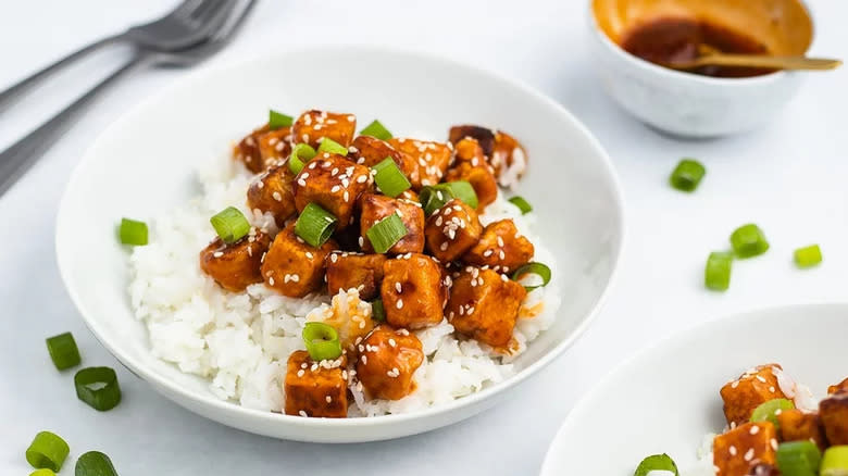Fried tofu with green onions, rice