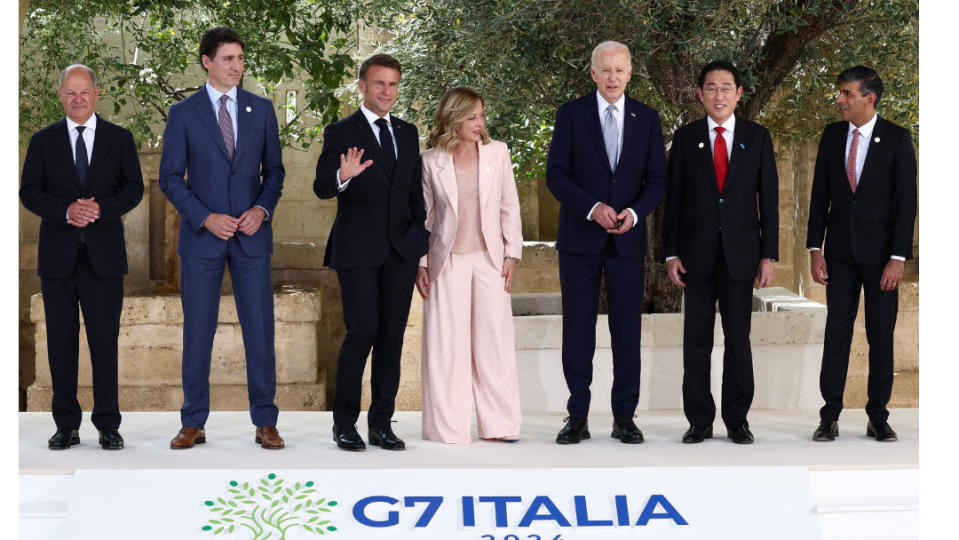 義大利主辦G7領袖峰會，左起：德國總理蕭茲、加拿大總理杜魯道、法國總統馬克宏、義大利總理梅洛尼、美國總統拜登、日本首相岸田文雄、英國首相蘇納克。路透社