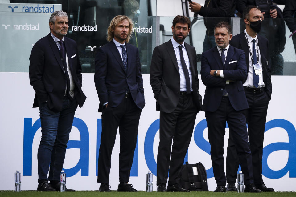 Andrea Agnelli, presidente, Pavel Nedved, vicepresidente, y otros directivos de la Juventus en un partido de la Serie A frente a Sampdoria en septiembre de 2021. (Foto por Matteo Bottanelli/NurPhoto via Getty Images)