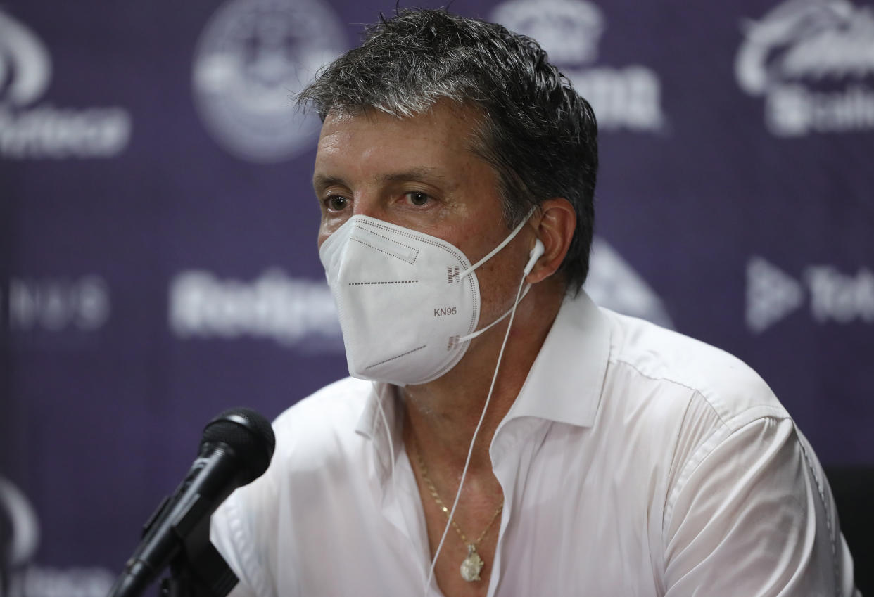 MAZATLAN, MEXICO - SEPTEMBER 18: Robert Dante Sivoldi Coach of Cruz Azul speaks during a press conference after the 11th round match between Mazatlan FC and Cruz Azul as part of the Torneo Guard1anes 2020 Liga MX at Kraken Stadium on September 18, 2020 in Mazatlan, Mexico. (Photo by Sergio Mejia/Getty Images)