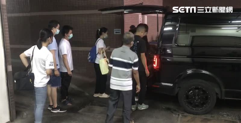 阿公目擊心碎一幕，也頻頻望著孫女的遺體，相當不捨。(圖/翻攝畫面)