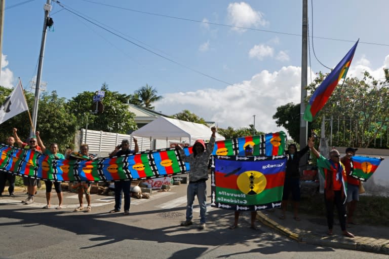 Des manifestants brandissant des drapeaux kanak, à Nouméa, en Nouvelle-Calédonie, le 23 mai 2024 (Ludovic MARIN)