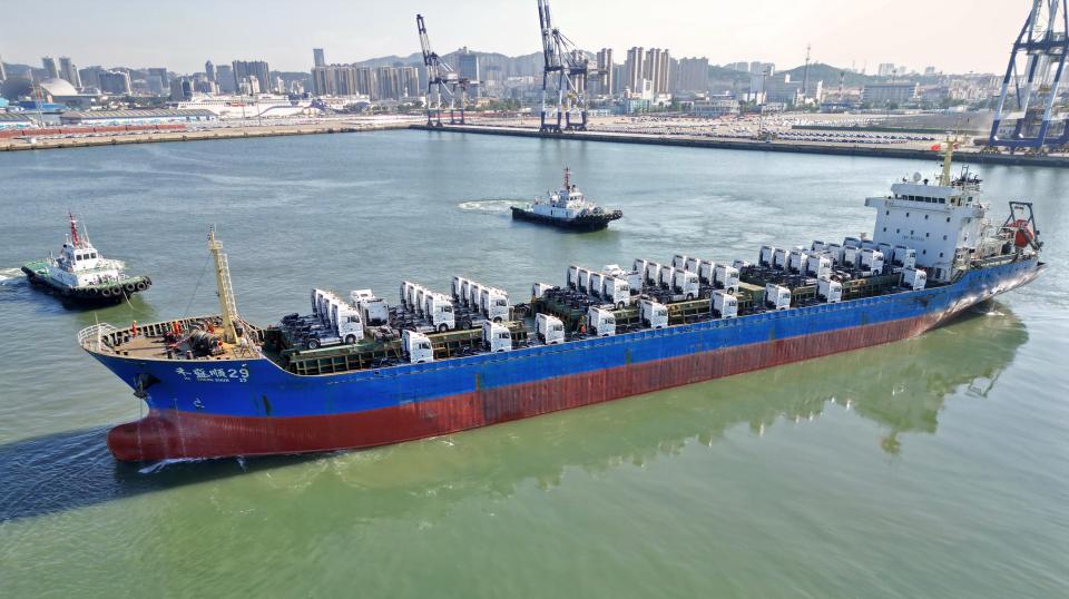 Carguero con camiones pesados de fabricación china sale del puerto de Yantai, provincia de Shandong, China, el 21 de junio de 2023. El puerto de Yantai ha abierto más de 10 rutas de carga general a varios destinos, entre estos, a México. (CFOTO/Future Publishing via Getty Images)