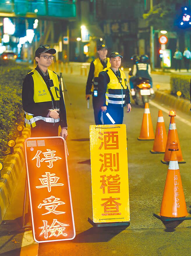 各縣市防制酒駕紛紛出招，圖為員警實施酒測臨檢勤務。（本報資料照片）