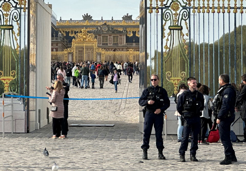 Police standing guard in front of the Palace of Versailles (REUTERS)