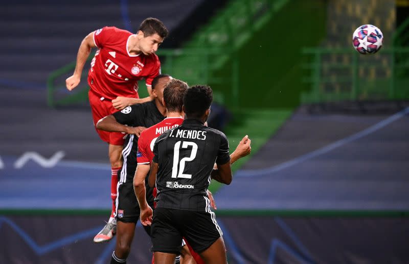 Robert Lewandowski del Bayern Munich marca el tercer gol, mientras el juego se reanuda a puerta cerrada tras el brote de la enfermedad coronavirus (COVID-19).