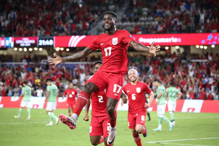 El festejo de José Fajardo, que abrió el marcador en la victoria 3 a 1 de Panamá sobre Bolivia, resultado que clasifico a los canaleros a los cuartos de final de la Copa América