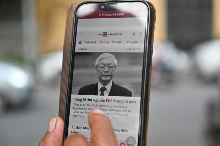 Una persona lee en su teléfono móvil la noticia de la muerte del secretario general del Partido Comunista de Vietnam, Nguyen Phu Trong, el 19 de julio de 2024 en Hanói (Nhac Nguyen)