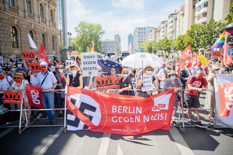 Ein Banner ·Berlin gegen Nazis" und Plakate ·Omas gegen rechts· sind bei einer Gegendemonstration zur Demonstration gegen die Corona-Beschränkungen auf der Leipziger Straße zu sehen.<span class="copyright">Christoph Soeder / dpa</span>