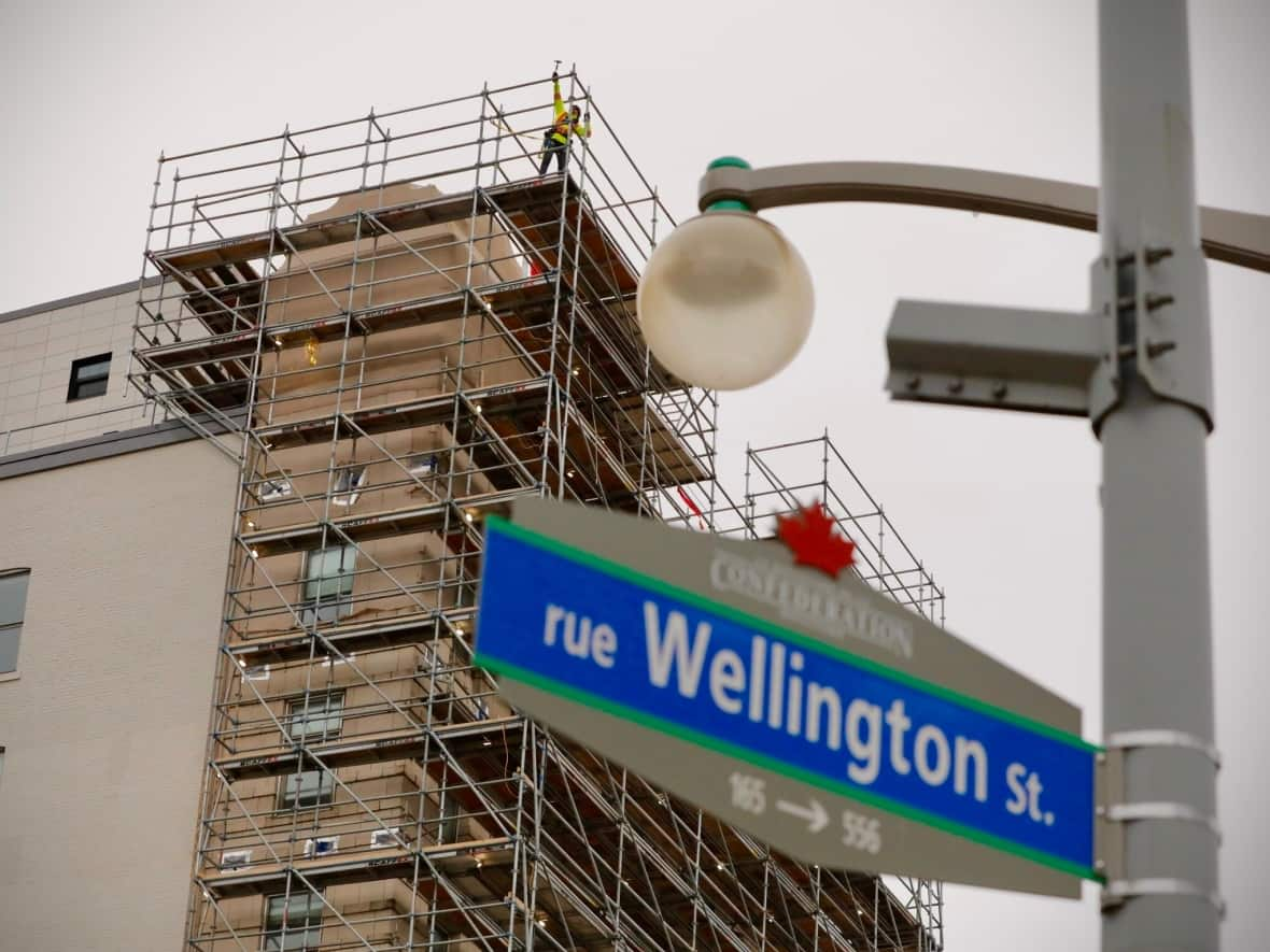 Construction workers on scaffolding in downtown Ottawa earlier this winter. (Christian Patry/CBC - image credit)