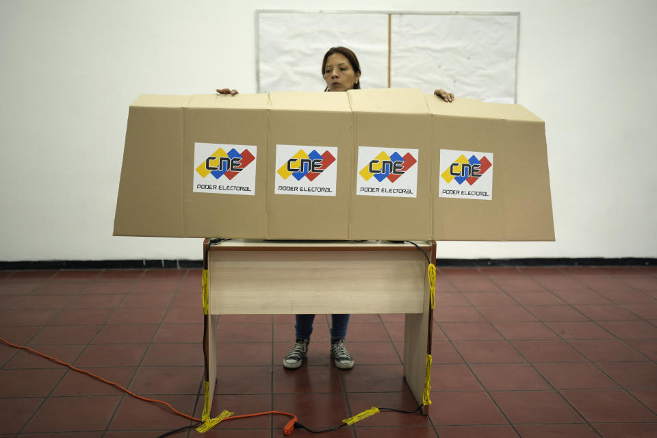Una empleada electoral prepara un centro de votación en Caracas, Venezuela, el viernes 26 de julio de 2024. (AP Foto/Matías Delacroix)