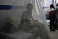 El paciente con dengue Juan Venegas, de 76 años, espera en una camilla mientras aguarda una cama y una habitación adecuadas en el pasillo del hospital Jorge Reátegui en Piura, Perú, el viernes 2 de junio de 2023. (AP Foto/Martín Mejía)