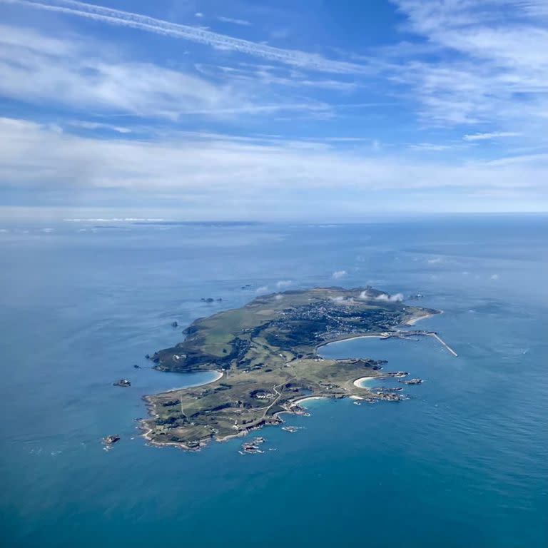 La isla de Alderney se encuentra a una veintena de kilómetros de la costa francesa