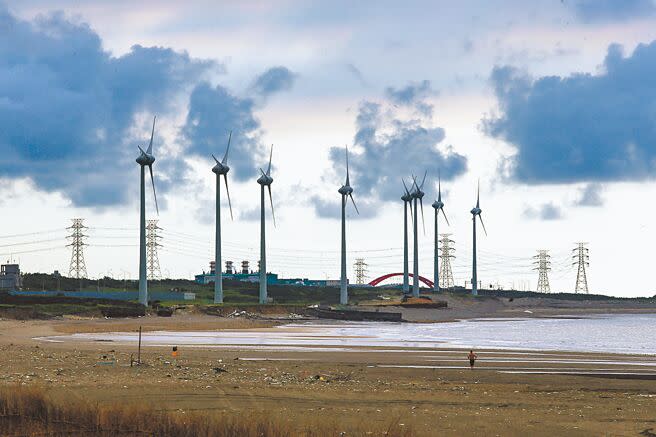 在林口火力電廠旁海岸有許多風車發電機正在運行發電，台灣缺電問題迫在眉梢。（鄧博仁攝）