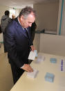 8h05. Dès l'ouverture des bureaux de vote à 8h et comme lors du premier tour, c'est le candidat du MoDem François Bayrou qui est le premier candidat à venir déposer son bulletin dans l'urne. AFP/Pierre Andrieu