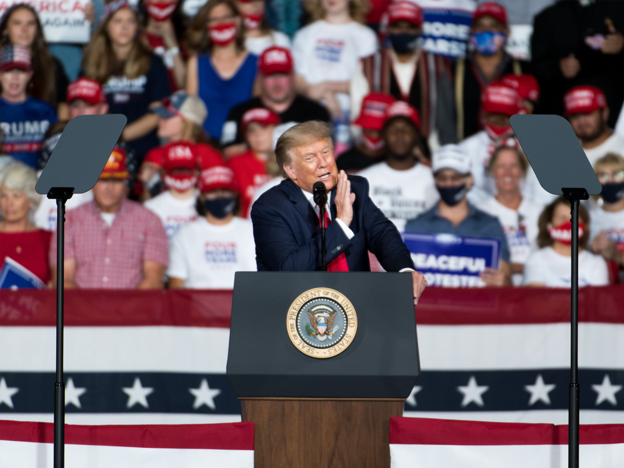 Donald Trump en un mitin de campaña un día antes de que aparecieran declaraciones condenatorias en un próximo libro, junto con las grabaciones de sus propias palabras sobre el coronavirus, ( Sean Rayford/Getty Images)