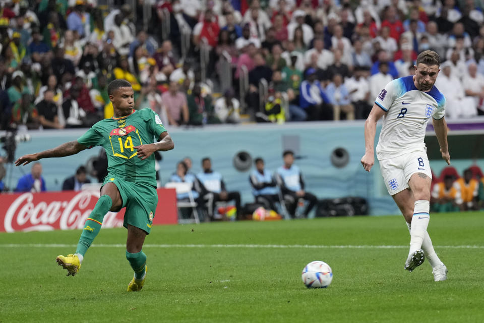 Jordan Henderson anota el primer gol de Inglaterra en la victoria 3-0 ante Senegal en el partido por los octavos de final del Mundial, el domingo 4 de diciembre de 2022, en Jor, Qatar. (AP Foto/Hassan Ammar)
