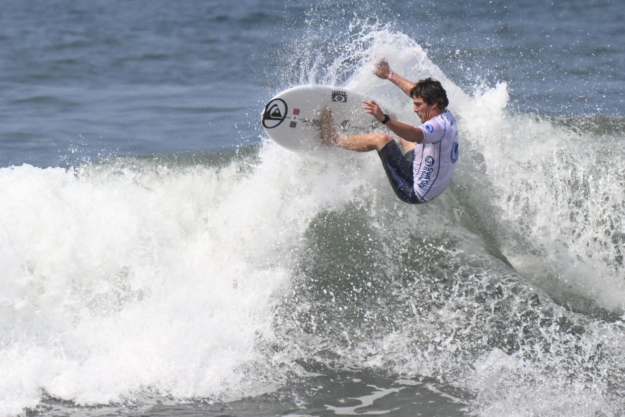 Alan Cleland durante los Isa World Surfing Games en la plata de El Tunco, en El Salvador. (AFP/Getty Images)